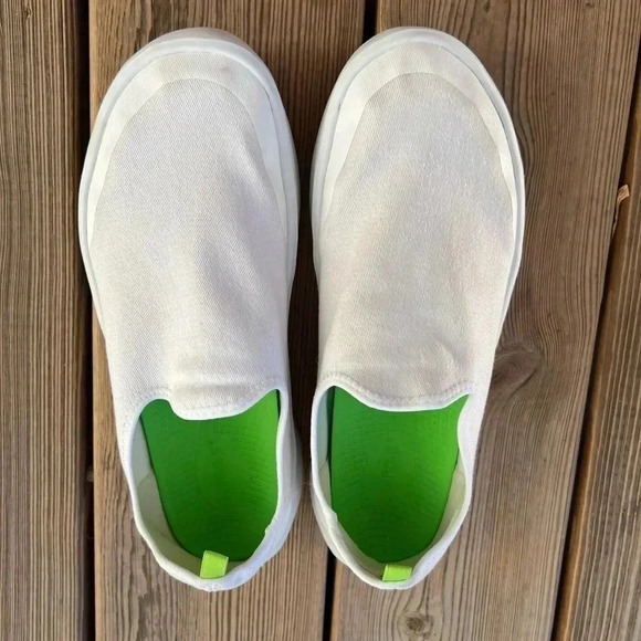 OOFOS OOmg eeZee Low White Slip On  Canvas Womens Sz 10 - Picture 1 of 12